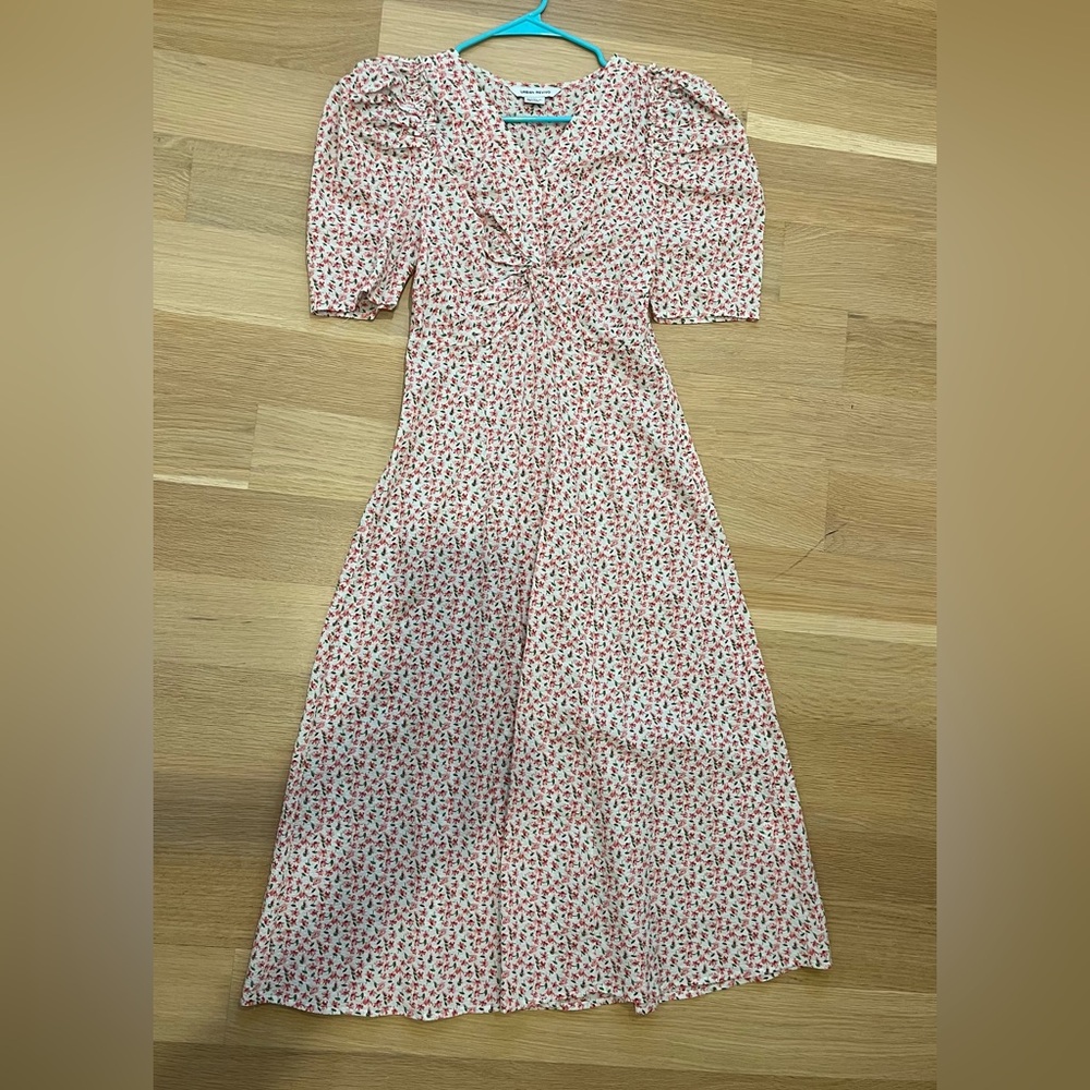 Cute midi dress with puff sleeves and v neck